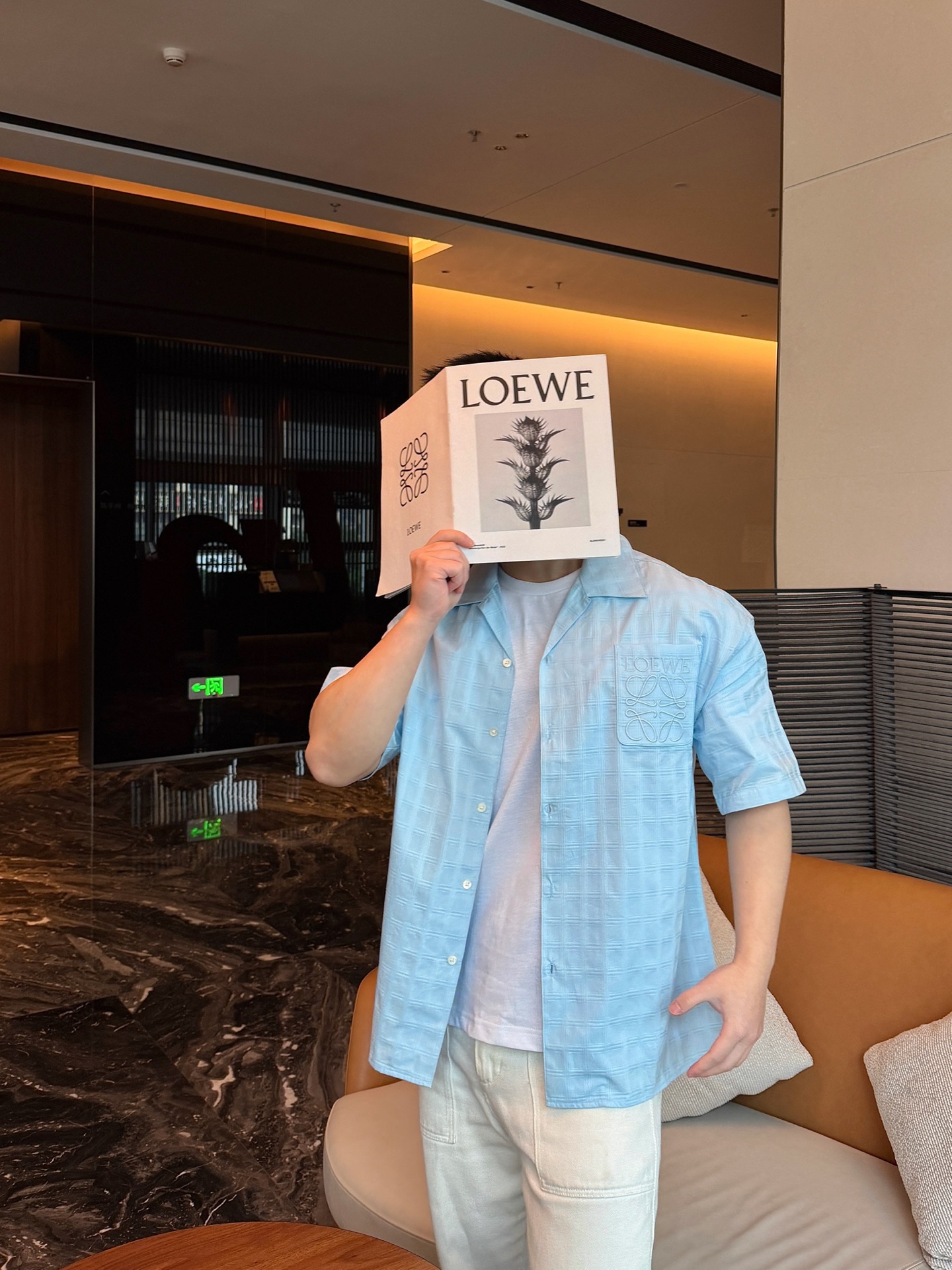 🔝LOEWE羅意威 Anagram 刺繡口袋格子短袖襯衫
定制雲紋高支提花格料，採用進口機刺繡工藝，精度高，線條流暢而細膩，紅外線定位裁床，通過紅外發射器和紅外接收器來實現對材料的精准定位，精度可達到微米級別，面料都經過砂洗，手感質感更佳，不易變形，不易縮水，不易褪色，保持長久的美觀，定制輔料，寬松版型
B Size：36 38 40 42