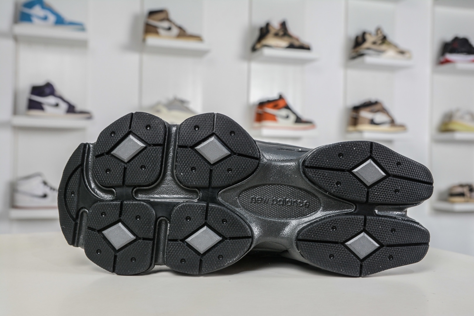 新百倫New Balance NB9060 黑灰 U906079E 
Size：36 37 37.5 38 38.5 39 40 40.5 41 42 42.5 43 44 45 45.5 46.5