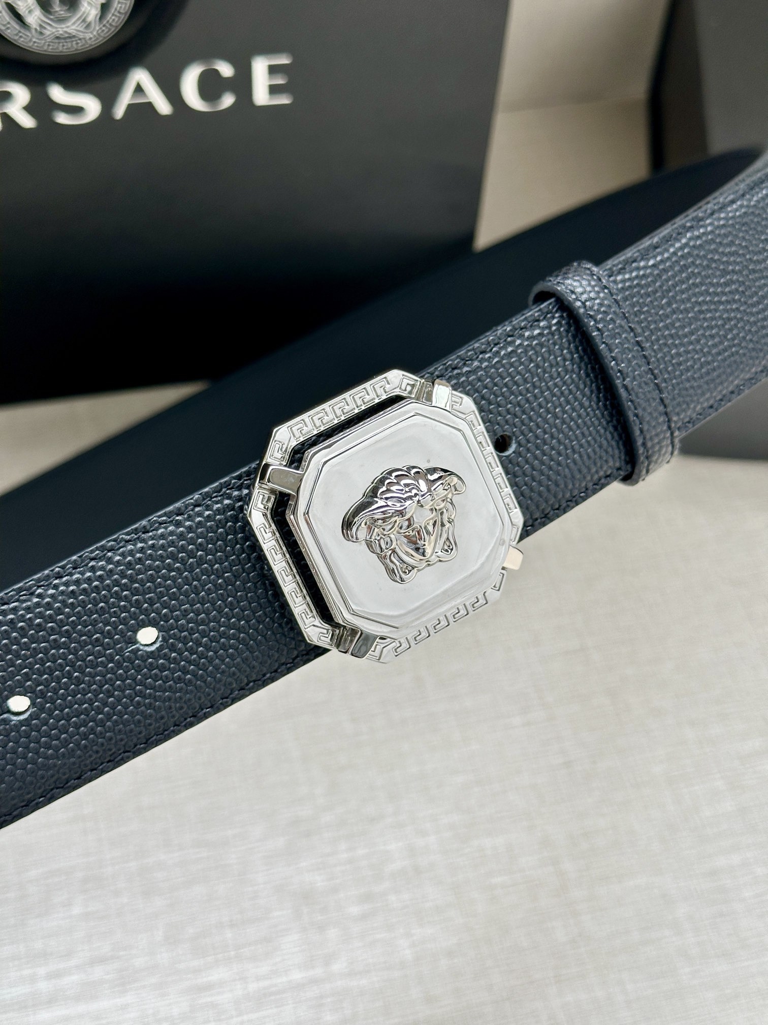 寬度4.0cm VERSACE （範思哲）此款柔軟的皮帶飾3D美杜莎腰帶扣，可搭配正裝或休閒牛仔裝。