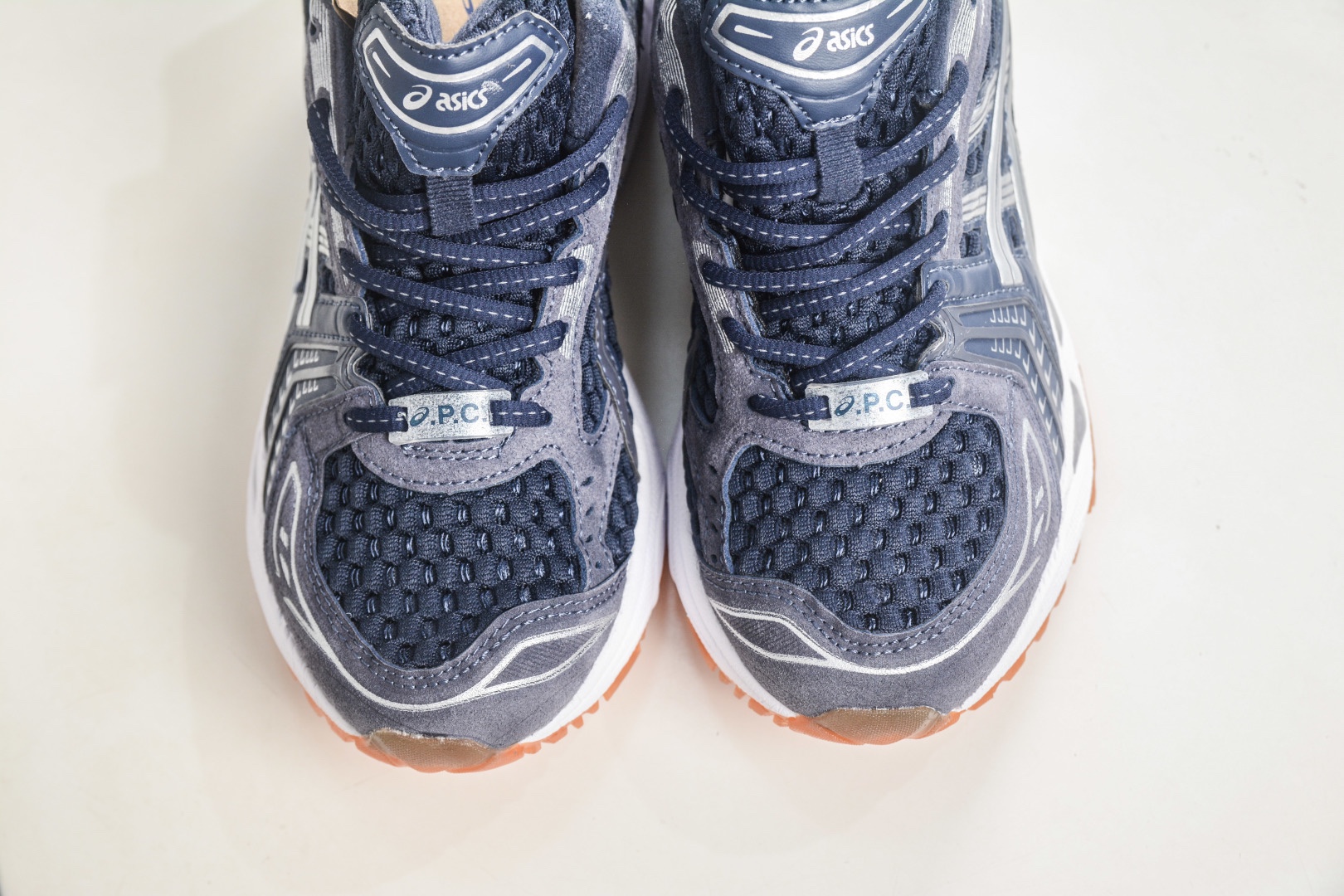 Asics Gel-Kayano 14  亞瑟士運動休閒透氣專業跑鞋
貨號:1203A926 400
尺碼：36 37 37.5 38 39 39.5 40 40.5 41.5 42 42.5 43.5 44 45