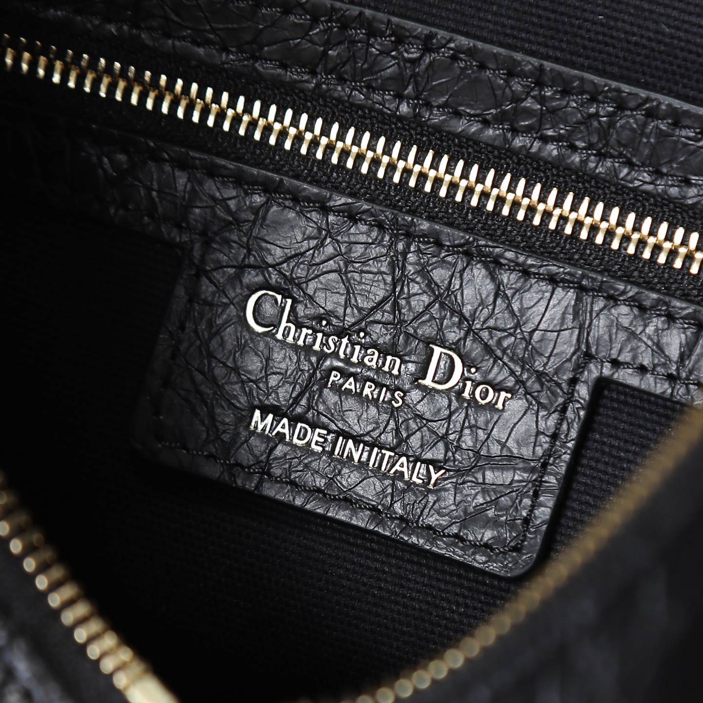 原廠皮 小號油蠟皮現貨‼️

Voyage秋冬系列油蠟皮
又是一個王炸級別，直接擊中心巴上
自帶鬆弛感，包形柔軟又隨意
復古的油蠟牛皮，經典藤紋格，雙拉鍊設計
整體高級又時髦，精緻感滿滿的字母吊墜
細節非常到位，超大的容量，自用超輕便
時髦精們都懂這款的含金量

型號：2845

size:22*9.5*15cm