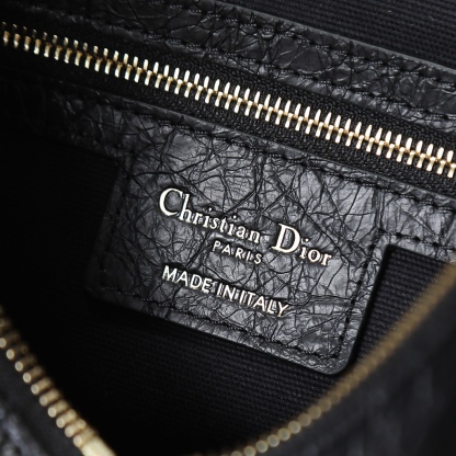 原廠皮 小號油蠟皮現貨‼️

Voyage秋冬系列油蠟皮
又是一個王炸級別，直接擊中心巴上
自帶鬆弛感，包形柔軟又隨意
復古的油蠟牛皮，經典藤紋格，雙拉鍊設計
整體高級又時髦，精緻感滿滿的字母吊墜
細節非常到位，超大的容量，自用超輕便
時髦精們都懂這款的含金量

型號：2845

size:22*9.5*15cm