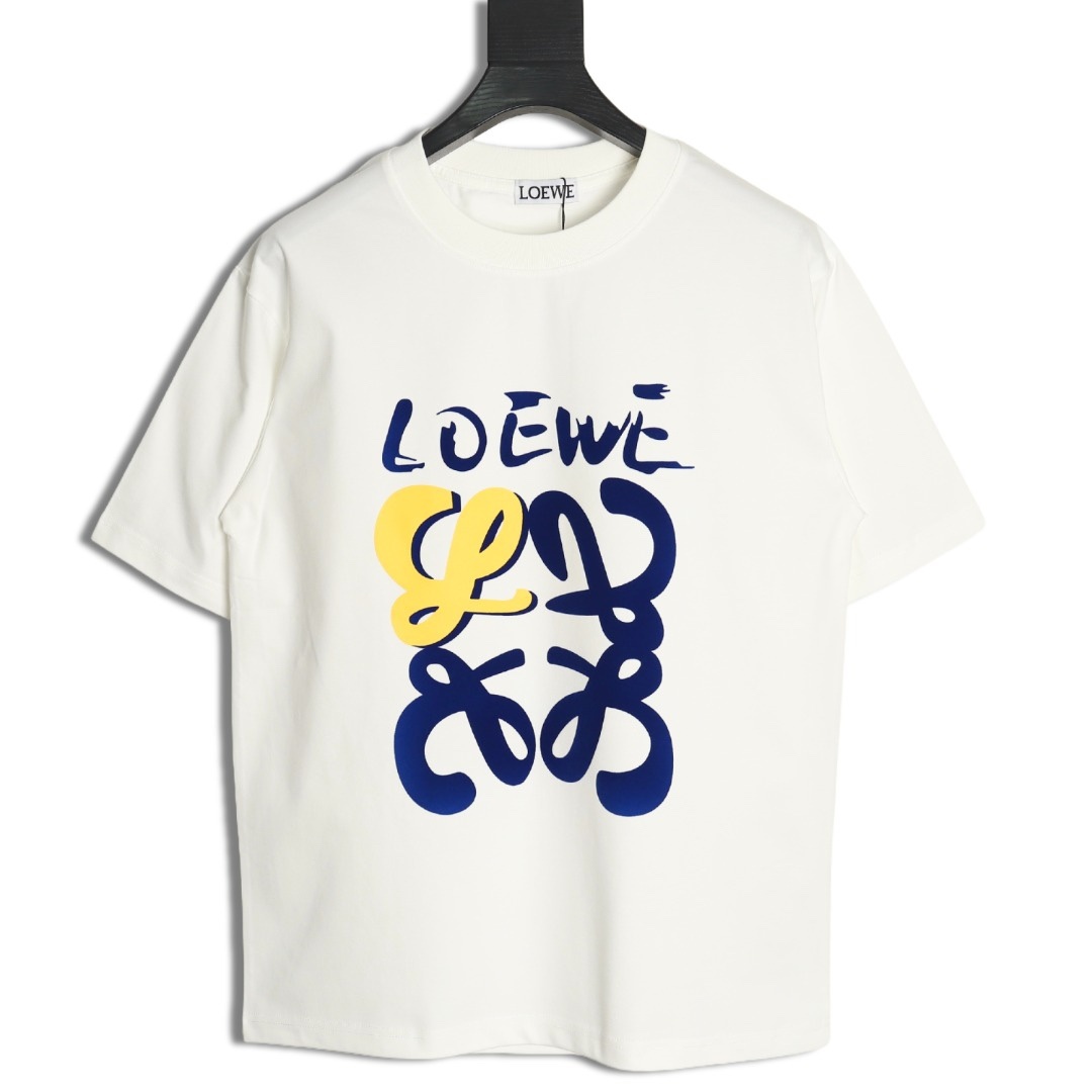 Loewe/羅意威 25ss 塗鴉彩繪植絨印花短袖T恤
260g棉質布料40支雙紗面料，無蝕塵‬毛藝工‬處布理‬面，紡織密度高，垂感佳，不易變形。
厚織感加上緊密紡紗工藝，不會影響Tee的透氣性，成色的飽和度很高
胸前撞色塗鴉彩繪植絨印花工藝
版型上身效果好，百搭好看的一款T恤，寬松版型遮肉顯瘦不挑人
顏色: 白色，黑色
S Size：S-XL