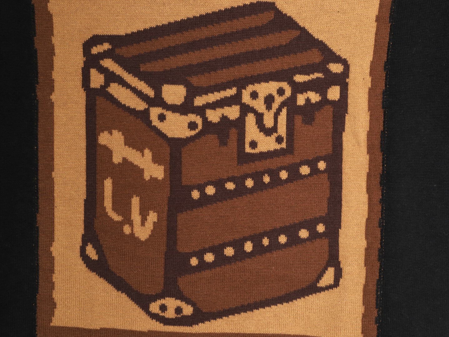 🔝LOUIS VUITTON LV 皮箱幾何圖針織短袖T恤
定織雲柔密紡棉針織料，嵌花提花織法，精細編織不僅確保了圖案的清晰度，還大大增強了織物的耐用性，成衣洗水加軟去味工藝，通過專業的洗滌設備和特定的洗滌劑，對衣物進行深度清潔和去味處理，改善衣物的手感和外觀，寬松版型
B Size：S-XL