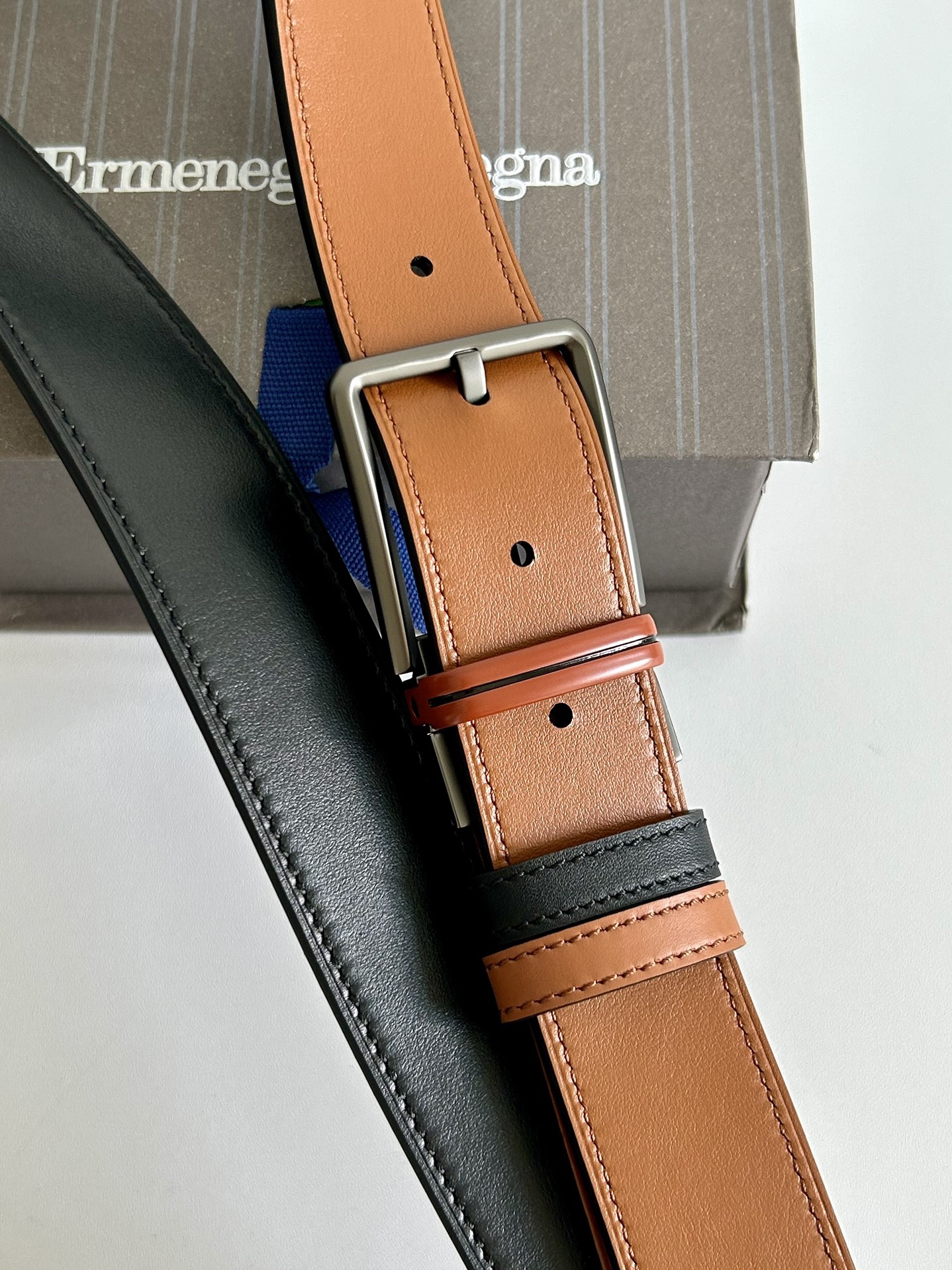 傑尼亞【Zegna】何謂當代男士 活動造型 系列，新款純銅旋轉針扣，雙面可用 隨心搭配，寬3.5cm，男士風尚的全新概念.