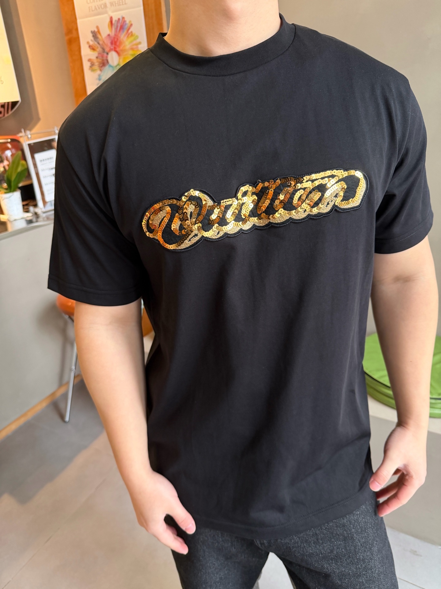 🔝LOUIS VUITTON LV 亮片字母特種刺繡短袖T恤
正品購入，26支雙紗全棉精梳棉220克，1*1索羅娜羅紋280克，特種刺繡，面料酵洗，定制亮片、章仔、商標，合身版型
B Size：S-XL