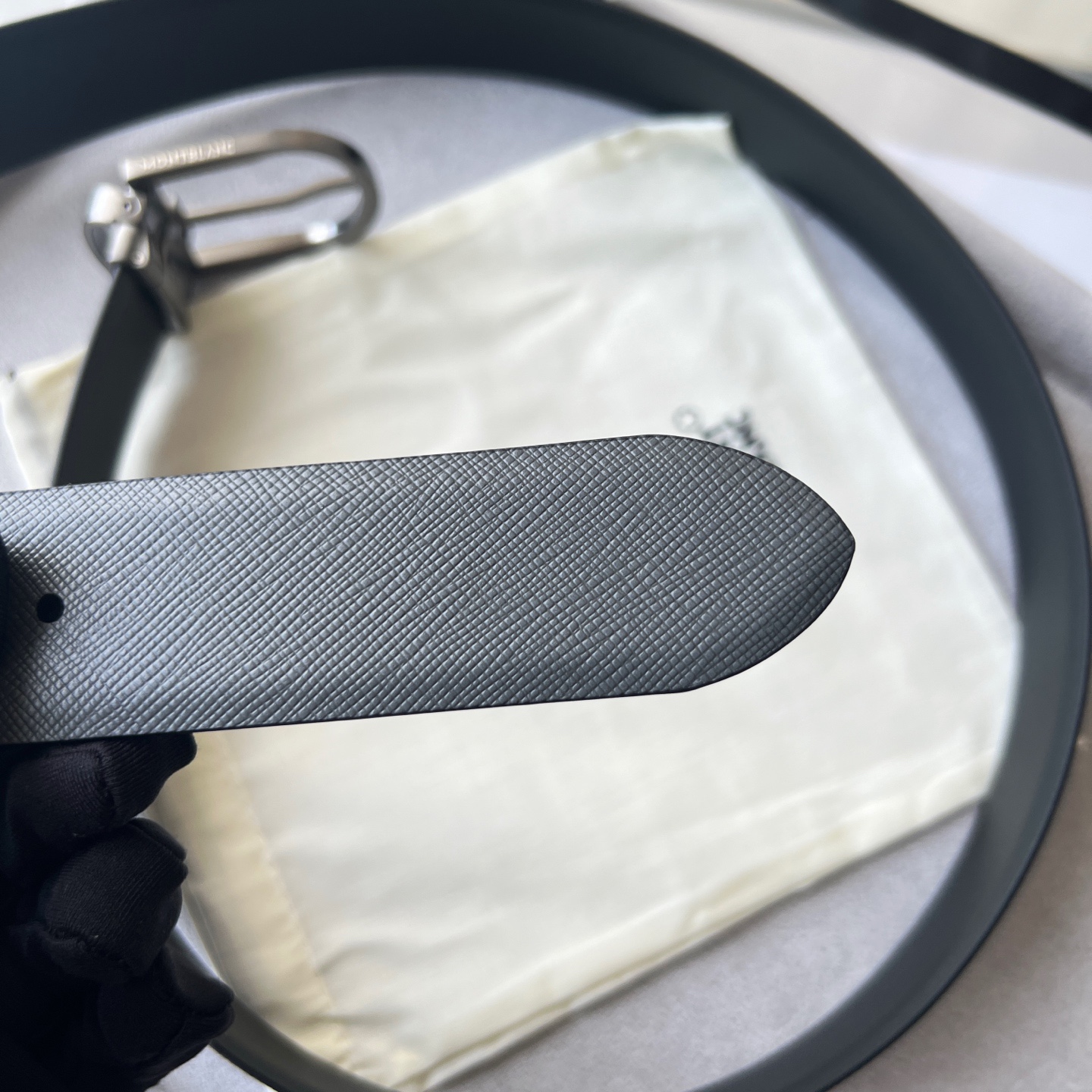 馬蹄形帶扣黑色/棕色雙面皮帶（35毫米）
馬蹄形閃亮鍍釕帶扣。可調節長度，3.5cm黑色和棕色雙面皮帶。打造經典靈動造型。
貨號 錶帶描述 黑色和棕色雙面牛皮皮帶 皮革圖案 金屬圓環上飾有萬寶龍六角白星 標識 搭扣裝置 易開啓裝置，可調節皮帶長度
搭扣形狀 馬蹄形主要顏色 黑色 | 棕色 搭扣類型 針扣式表扣