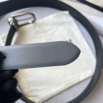 馬蹄形帶扣黑色/棕色雙面皮帶（35毫米）
馬蹄形閃亮鍍釕帶扣。可調節長度，3.5cm黑色和棕色雙面皮帶。打造經典靈動造型。
貨號 錶帶描述 黑色和棕色雙面牛皮皮帶 皮革圖案 金屬圓環上飾有萬寶龍六角白星 標識 搭扣裝置 易開啓裝置，可調節皮帶長度
搭扣形狀 馬蹄形主要顏色 黑色 | 棕色 搭扣類型 針扣式表扣