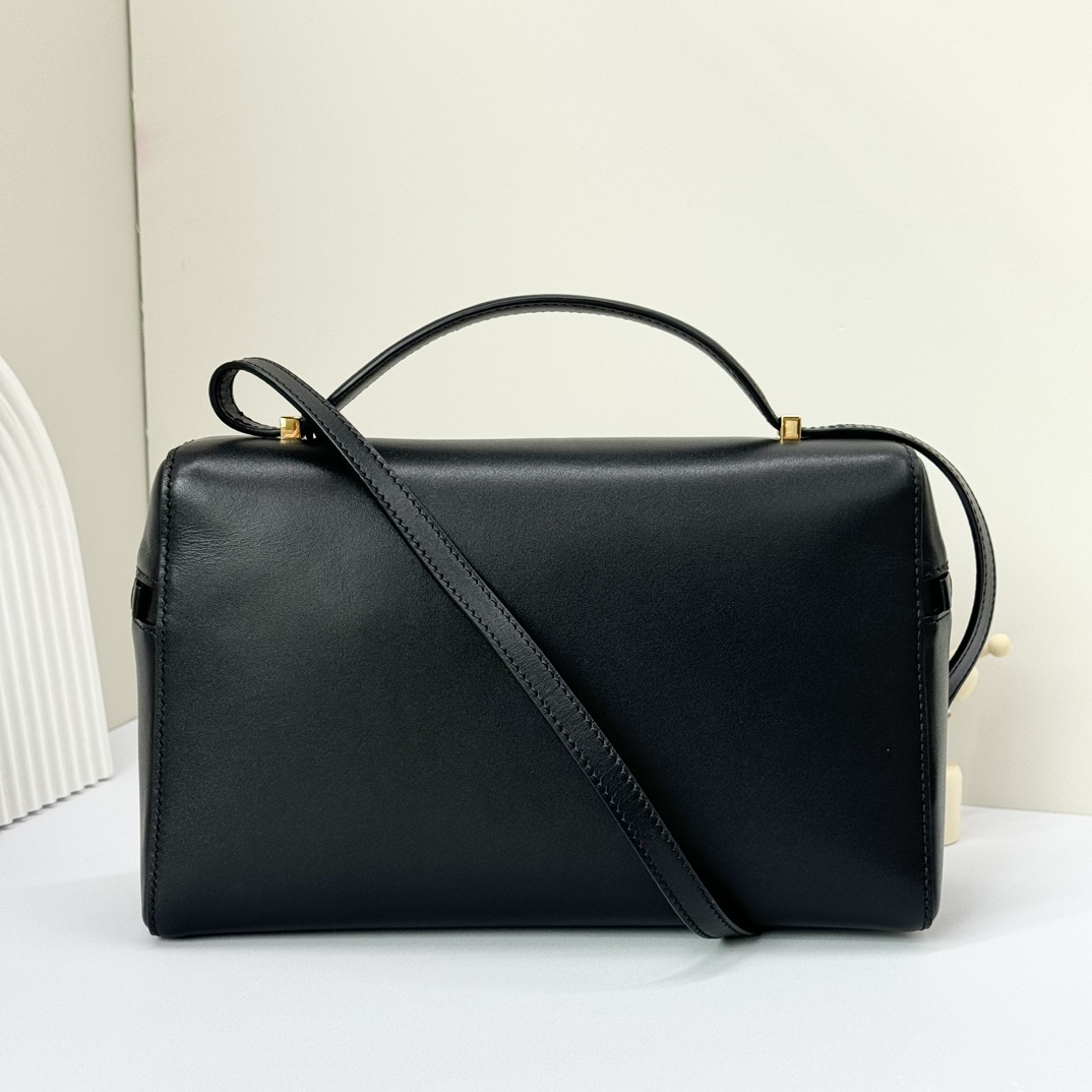 𝓛𝓸𝓻𝓸 𝓟𝓲𝓪𝓷𝓪 諾悠翩雅
𝑬𝒙𝒕𝒓𝒂 𝑩𝒂𝒈 𝑳𝟐𝟕 
寬開口加大容量斜挎包，包型設計更立體更有型，包身採用進口原廠小牛皮，手感柔軟而獨特，包包內部結構多了內袋。雙向加長拉鍊開合，配有My Charms金色金屬掛飾（LP特級純鋼五金配件）
size：27*16*10釐米
配全套專櫃禮盒包裝🎁