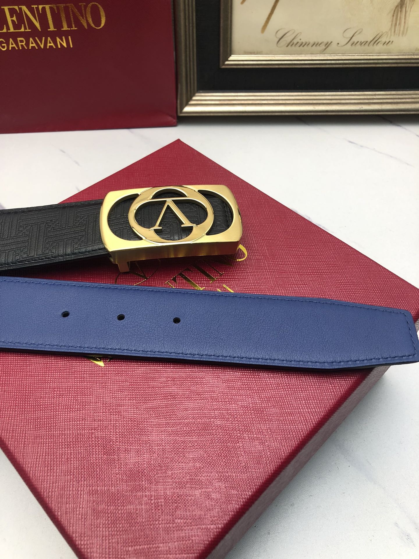 華倫天奴：原單頭層小牛皮燙印花紋，內襯頭層牛皮底，營造織紋外觀。飾以標誌原單扣。專櫃寬度4.0