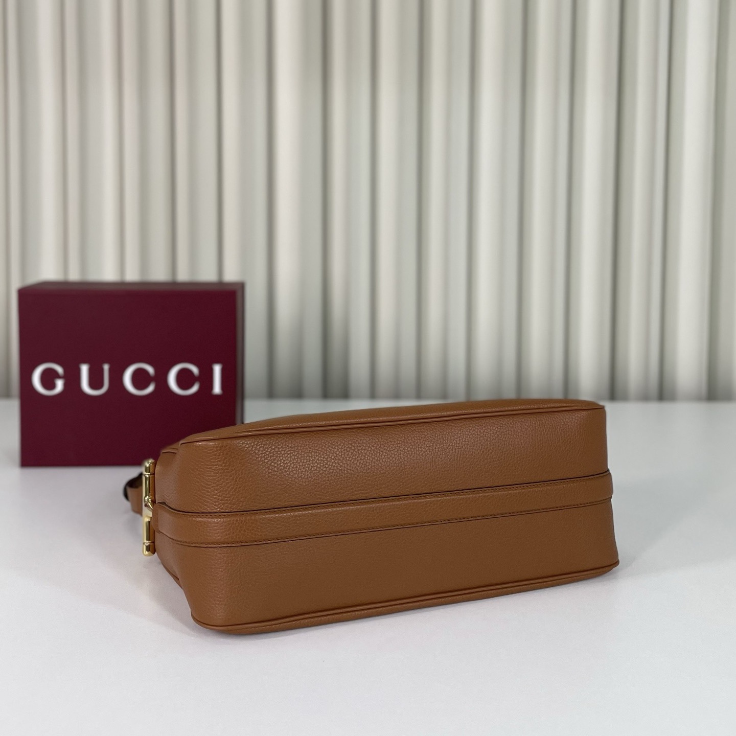 Gucci Half Horsebit系列大號肩背包，煥新呈現，以現代風格煥新演繹品牌最具標誌性的元素之一。該系列巧妙融蘊休閒廓形與標誌性的半馬銜扣配件，這也是其名稱的由來。內部：一個開口袋，可調節牛皮革肩帶，款號862530  尺寸38X20X15
