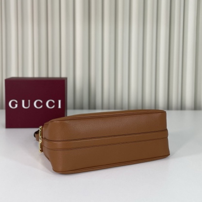 Gucci Half Horsebit系列大號肩背包，煥新呈現，以現代風格煥新演繹品牌最具標誌性的元素之一。該系列巧妙融蘊休閒廓形與標誌性的半馬銜扣配件，這也是其名稱的由來。內部：一個開口袋，可調節牛皮革肩帶，款號862530  尺寸38X20X15