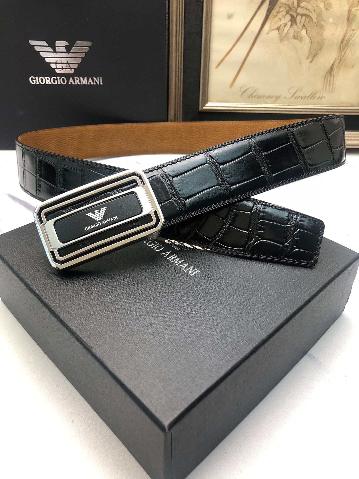 阿曼妮：原單頭層牛皮鰐魚花紋，內襯頭層鹿皮底，營造織紋外觀。飾以標誌原單扣。專櫃寬度4.0