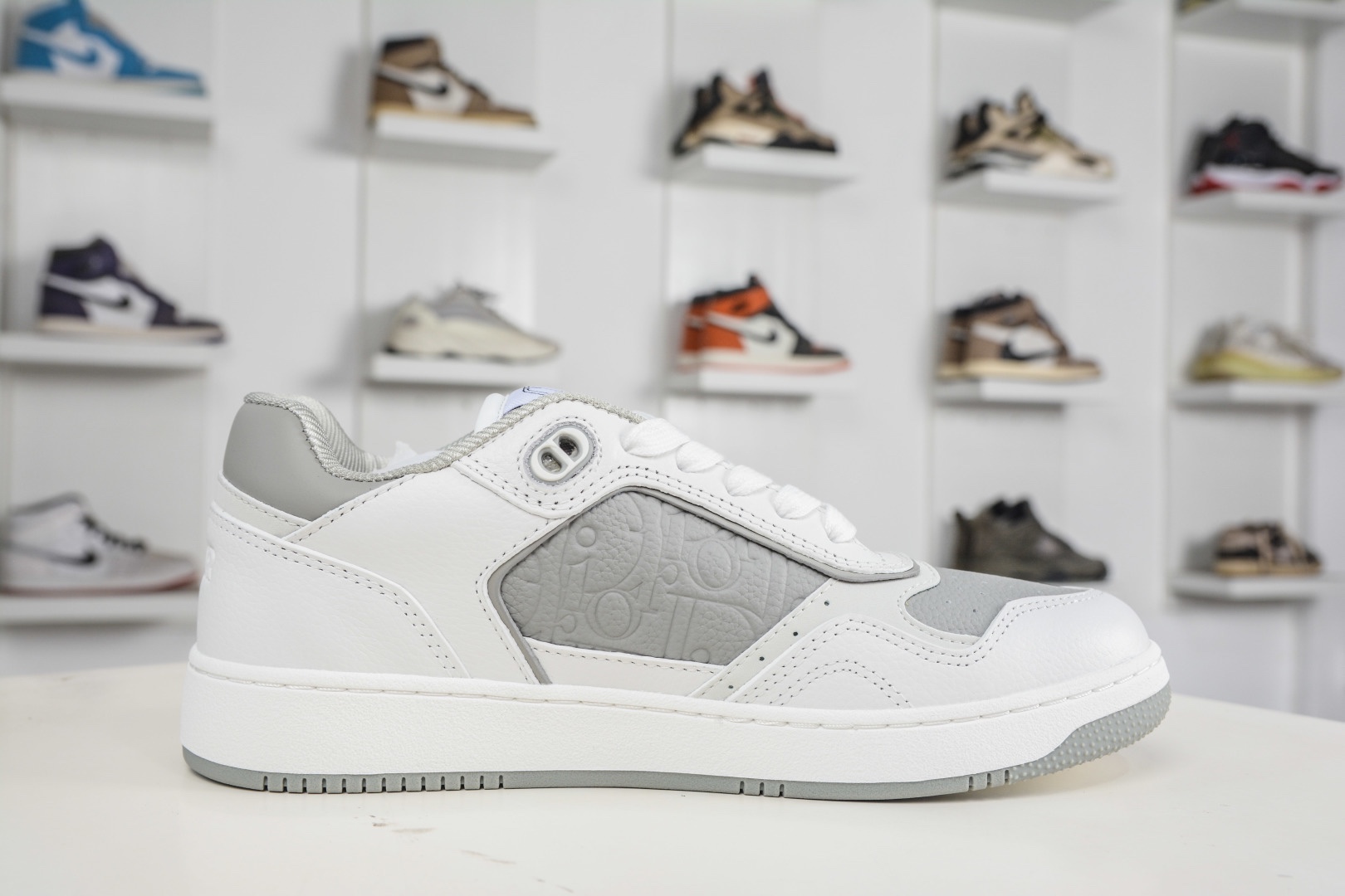 迪奧 B27休閒運動鞋 延續 Dior的經典款式B27 
尺碼：39 40 41 42 43 44 45