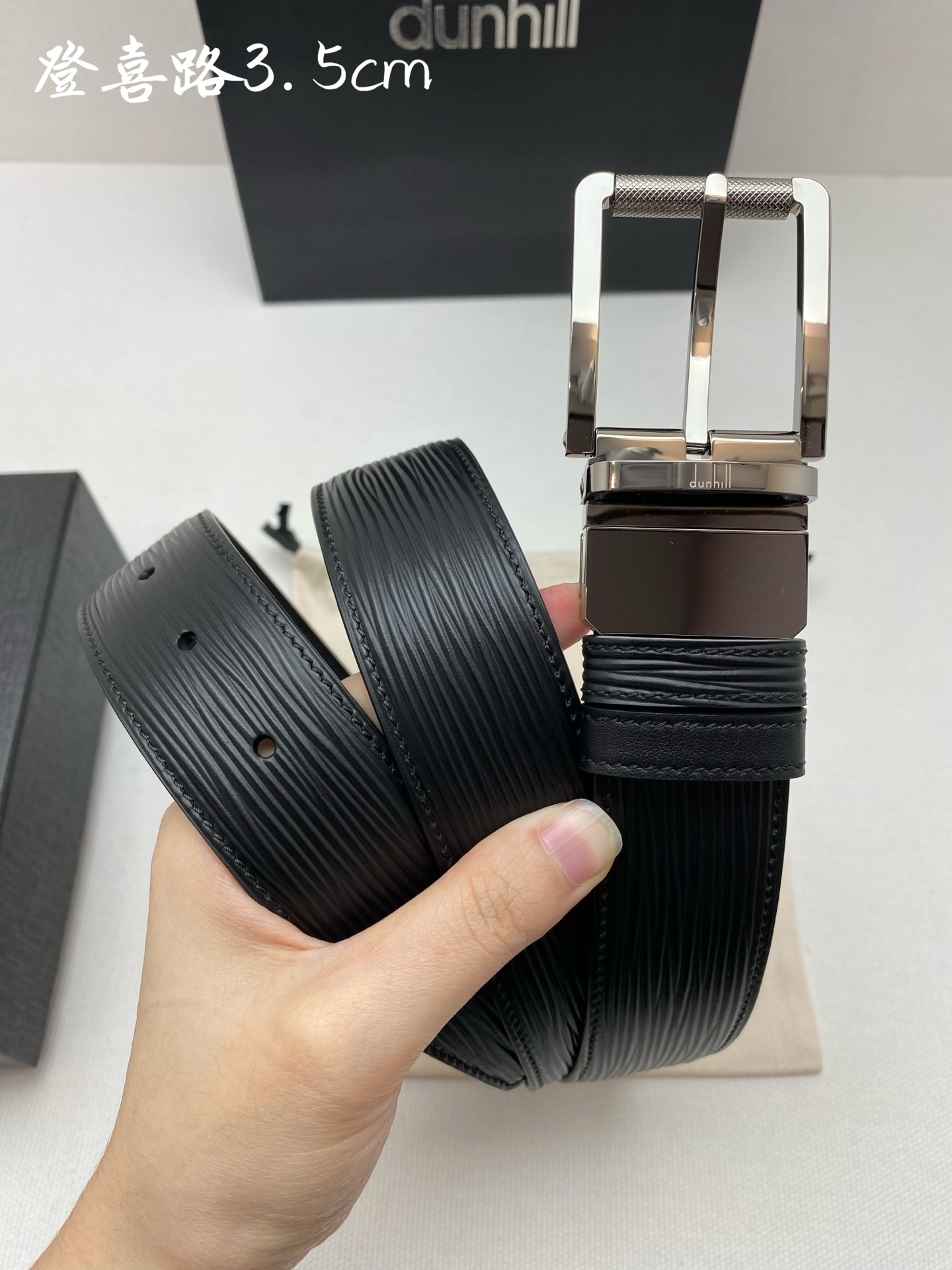 
登喜路是英國歷史悠久的奢侈品牌，其皮帶以精湛工藝、高品質材料和經典設計著稱在男士奢侈品領域享有很高聲譽，適合商務和休閒
