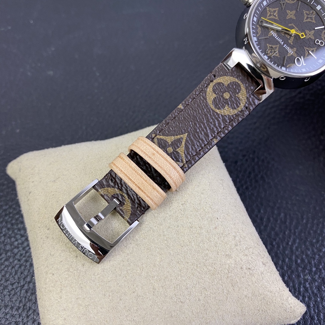 LV工廠超神之作，LV——TAMBOUR SLIM全系列陸續空降市場！致敬原廠 完成使命！
【三大超級亮點】腕表尺寸34mm
1.錶盤的填油細膩，印刷立體，刻度鑲嵌工整，個個精品無瑕。
2.藍寶水晶通透感極佳，與殼體銜接完美。
3.表殼打磨呈現瑞士一線品牌高級質感。
【兩大必買理由】
1.錶帶採用ECCO Leather皮料供應商——手工縫製！還原正品按鍵式快拆設計，方便快捷。
2.2020年最具性價比腕表——採用瑞士石英機芯，做工翻倍無返修，不但是送禮佳品，更是自留神器！
LV工廠一家專為復刻LV腕表而