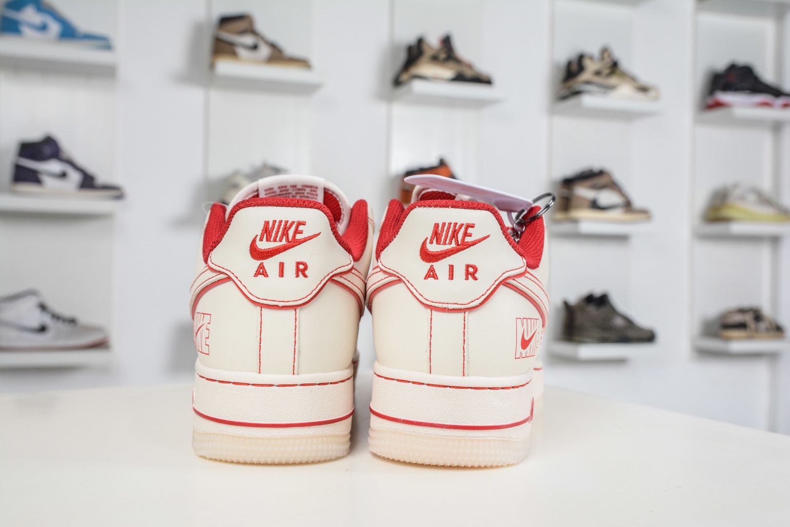 NIke Air Force 1 '07 Low 白紅兔八哥 
貨號：SM6668 132
Size: 36 36.5 37.5 38 38.5 39 40 40.5 41 42 42.5 43 44 44.5 45
