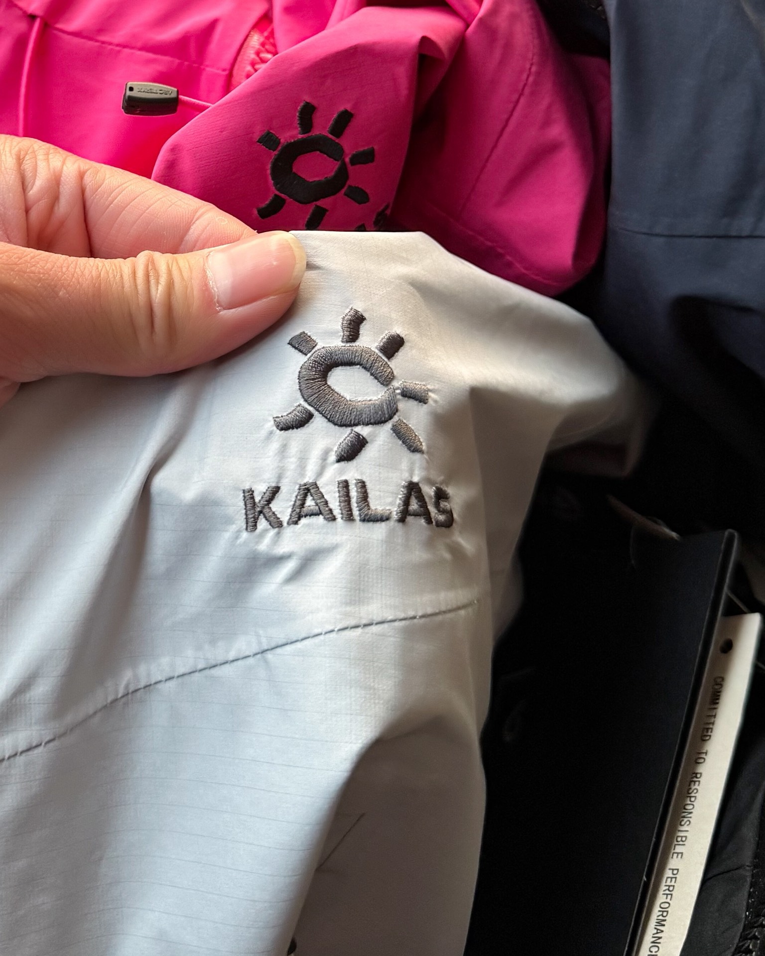 KAILAS凱樂石博格達衝鋒衣！防風防水透氣保溫，六色可選！面料採用與100D Gore-Tex Pro同級防護科技，人性化剪裁設計立體剪裁在肩部、肘部預留充足活動空間，背負重包時也不會束縛動作。風帽後側設有抽繩調節系統，暴雨時收緊可防止雨水糊臉；袖口採用鈎環固定，大幅活動時不易移位。透氣與輕量平衡腋下雙拉鍊設計能在運動時形成有效通風。整體重量控制得當，長途徒步不會造成負擔。可拆卸內膽：三合一設計最驚喜的是羽絨內膽
羽絨內膽特別輕便，保暖效果很好；可拆卸，很方便穿脫，拆掉羽絨內膽，就是一件風殼