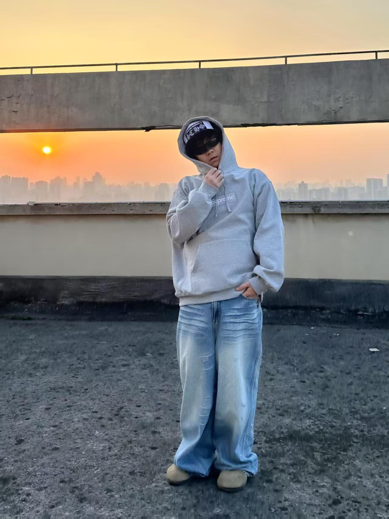 Supreme FW24 WEEK17 Box Logo Hooded Sweatshirt 胸前徽標刺繡logo口袋連帽衛衣帽衫
面料460克 高克重 面布質感強 韌性好 衣服收針處都有打套結（起到加固 久穿不變形 市面普通版本是沒有的哦） 歡迎對比 品質保證
F 尺碼：S M L XL