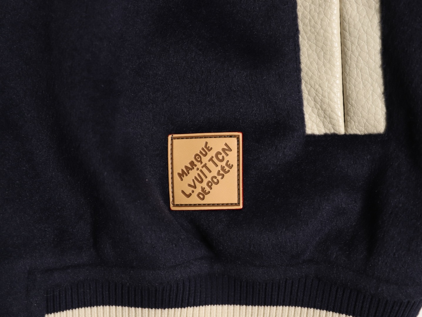 LOUIS VUITTON/路易威登LV 拼色皮袖棒球服外套
對不起讓你們久等了，拿到正品就開始張羅這件衣服所有的事情！
單單面料來講我就定做了一個多月，顏色成分一比一的還原！面料成分有%65的羊毛，%15天然絲%10的氨綸%10絨⚠️混合定織而成，總的克重有900多克！還有最為關鍵的是它的色牢度，絕對不會褪色！袖子用的澳洲進口小牛皮，加工定型，上色，水洗，紋路保留了原有的顆粒結構！厚實飽滿圓潤！
刺繡使用進口毛巾繡機器，先把每個圖案繡在毛詹上，在用紅外線激光雕刻出來，再有縫紉機進行固定，
