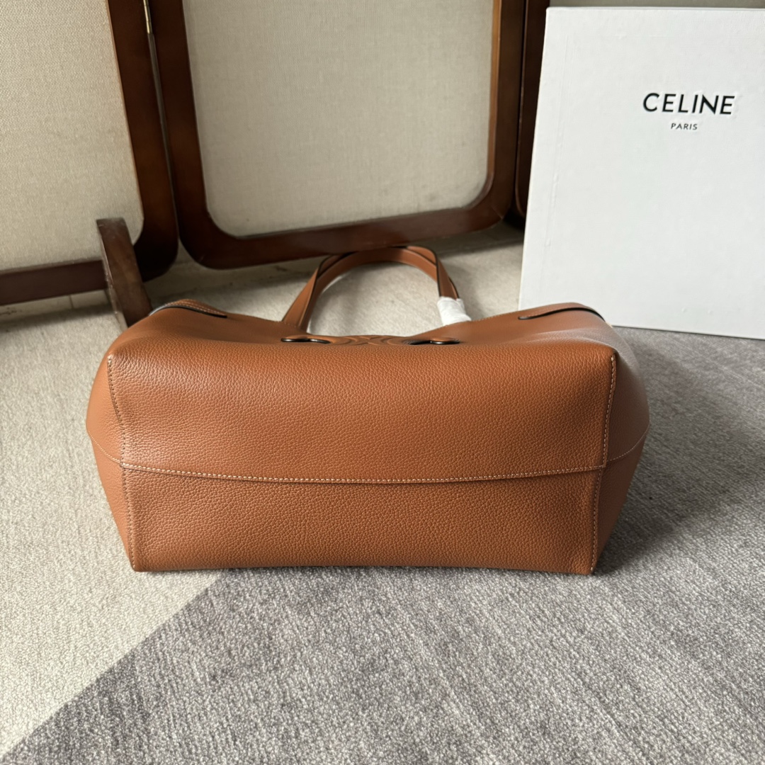 CELINE  24夏季新款Cabas 托特包👜
高級百搭又實用/購物袋的款式
展現著簡約美學和實用性～❤️
大容量設計～無論是日常出街還是通勤 都能輕鬆裝下各種物品～袋口可自主調節大小🌹
款號 116853 尺寸：54*29*15cm