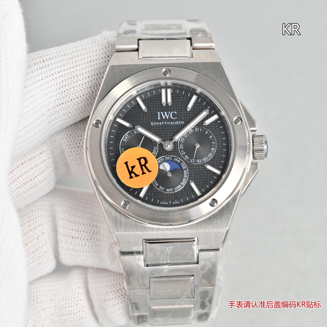 KR新品  萬國工程師系列萬年曆腕表，復刻界最複雜的腕表，所有功能同步原裝，所有功能調節通過把頭控制.
1⃣️【功能介紹】3點鐘位置顯示日曆，9點鐘位置顯示星期，6點鐘月份月相指針顯示。

2⃣️【做工精細】外殼採用原版同樣的三件套結構，中間拉絲，上下殼為拋光，鏡面採用高成本的鍋蓋形藍寶石，使其質感提升。

3⃣️【機芯性能】尺寸41.6mm,機芯採用天津機芯改82600，高效穩定，動力時間長達72小時以上，進行加裝複雜的萬年曆模塊，而且同步所有功能實現同步原裝通過把頭調節。


