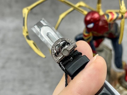 [玫瑰][玫瑰]最強 升級版 頂級 復刻女款 寶璣那不勒斯皇后系列，
【表殼】腕表尺寸分別為中號36.5x28.5毫米 
鵝卵形表殼高雅大氣，表殼外緣飾有錢幣紋。表圈和表殼周圍鑲嵌共117顆施華洛水晶（約0.99克拉）。表冠處鑲有一顆梨形晶石（約0.26克拉）
【精彩細節】
1.與原裝吻合，在表殼背部均打有貴金屬標識，效果清晰工整，彰顯腕表檔次。2.穹面玻璃，從側面看不僅有魚眼效果，還能折射鑽石帶來的璀璨光芒，更顯腕表高貴血統。
3.為了達到原裝K金質量的手感，調試了表殼內部結構的配重，做到重量與原版如出