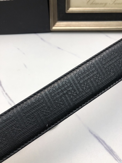 阿曼妮：原單頭層牛皮燙印花紋面，內襯頭層小牛皮底，搭配原單自動扣，可裁剪的自動帶，此款腰帶面雙採用意大利原定廠制進口牛皮帶身 ，對專版櫃足寬3.5