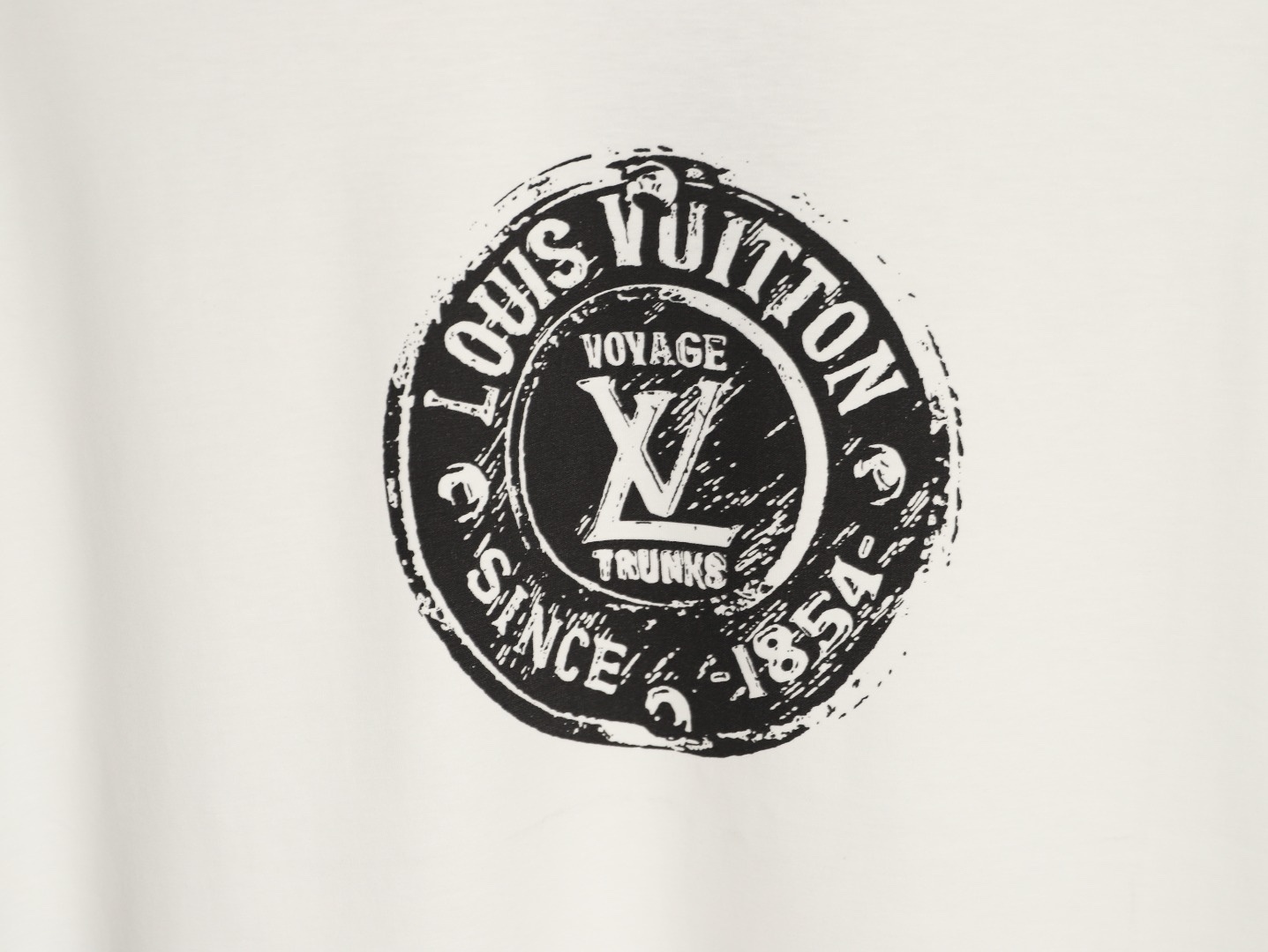 Louis Vuitton/路易威登 25ss 印章logo印花短袖
本款T恤以柔軟透氣的棉質針織裁出休閒廓形。胸前印章點綴多樣路易經典元素，涵蓋品牌創始年份，歌頌品牌的旅行與制箱傳承。

面料紗線支數為60支，屬於高支棉紗紗線細膩柔軟。單股結構使面料更輕盈透氣，雙面針織工藝，正反面紋理一致，面料結構緊密，彈性較好不易卷邊，觸感細膩適合貼身穿著。

TPU光油印花工藝，這是一種結合功能性材料與視覺效果的先進印花技術，尤其適用於提升面料的高端質感。印花用於增加光澤、立體感和特殊觸感，用於設計獨特