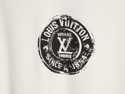 Louis Vuitton/路易威登 25ss 印章logo印花短袖
本款T恤以柔軟透氣的棉質針織裁出休閒廓形。胸前印章點綴多樣路易經典元素，涵蓋品牌創始年份，歌頌品牌的旅行與制箱傳承。

面料紗線支數為60支，屬於高支棉紗紗線細膩柔軟。單股結構使面料更輕盈透氣，雙面針織工藝，正反面紋理一致，面料結構緊密，彈性較好不易卷邊，觸感細膩適合貼身穿著。

TPU光油印花工藝，這是一種結合功能性材料與視覺效果的先進印花技術，尤其適用於提升面料的高端質感。印花用於增加光澤、立體感和特殊觸感，用於設計獨特