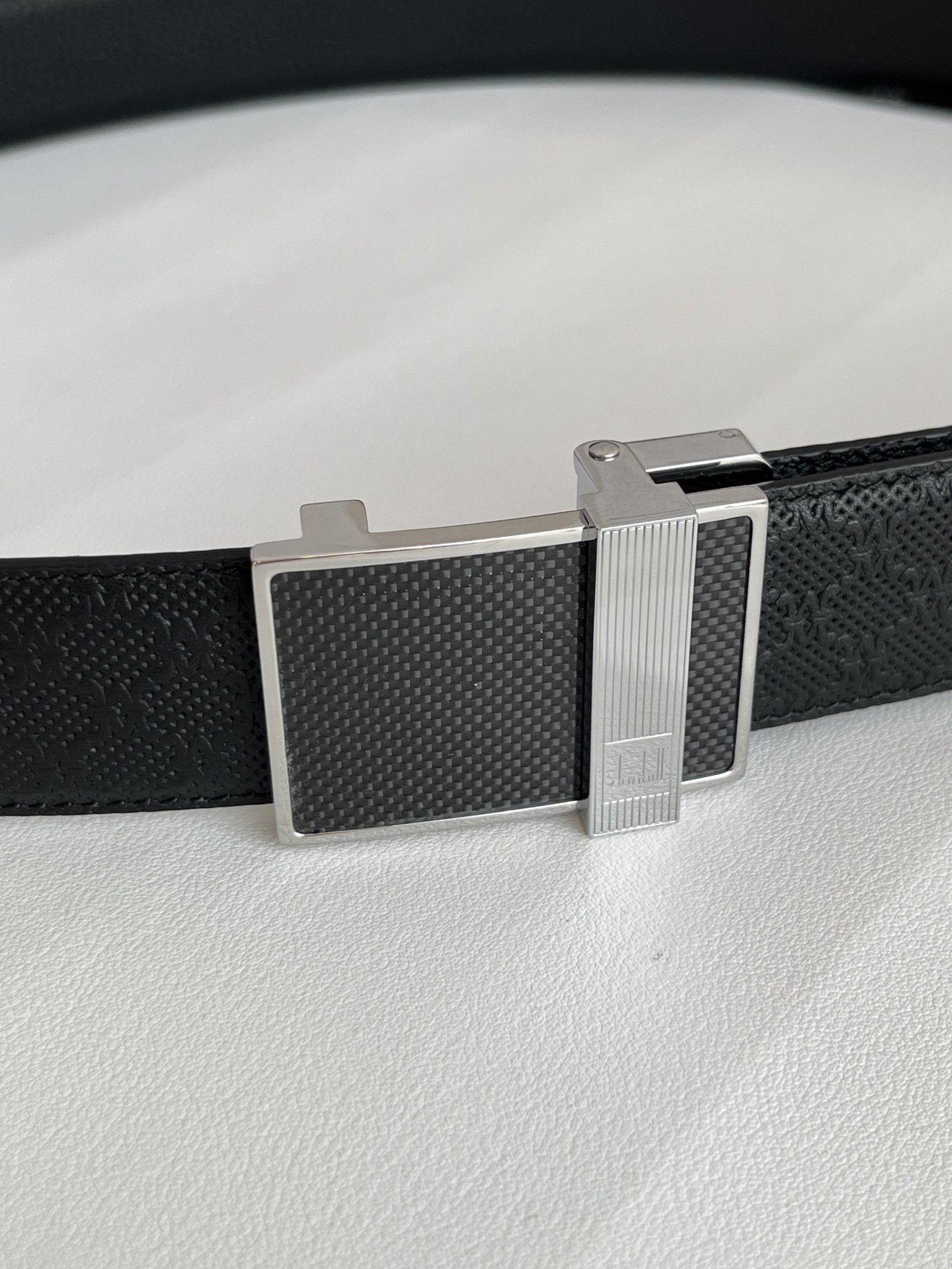 登喜路（Dunhill）是一家英國倫敦的男士奢侈品牌。皮帶以其精湛的工藝和經典的設計，成為男士配飾中的精品。皮帶的質感好、耐用性強，商務休閒百搭款！