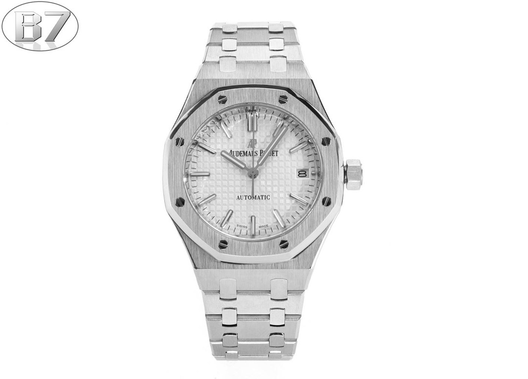 B7  Factory
AP愛彼 女款愛彼皇家橡樹 剔除機芯甲板多餘部分，使之變得更加鏤空——成就鋼表巔峰—— 實力演繹 衛冕“鋼”王！【6大精妙之處】1.正品拆解開模，尺寸為37毫米與正品一致！2.完美還原正品表殼的每一處細節，盡顯正品“稜角分明 堅毅果敢”的陽剛氣質。3.鋼帶的做工無可挑剔，比市面上任何鋼帶表做工均要更上一層樓，鋼帶頭粒和表頭銜接的“緩衝帶”的鬆緊程度與正品一模一樣。4.自動陀的與原裝致敬，是市面唯一做到顏色於原裝一致的版本（市面一般版本均偏紅）其上的ap族徽雕刻獨一無二。