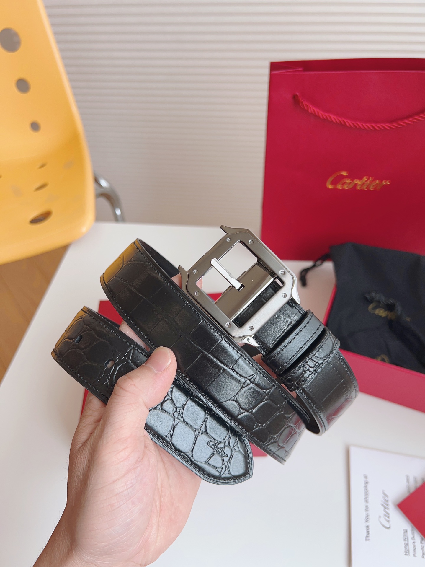 
Cartier（卡地亞）憑借匠心傑作展現與眾不同的美感，融合精湛工藝與經典設計，演繹雋永風格；瀟灑不羈，果敢獨立！此款式易搭配服飾；休閒正裝兩相宜。皮帶寬度：35mm