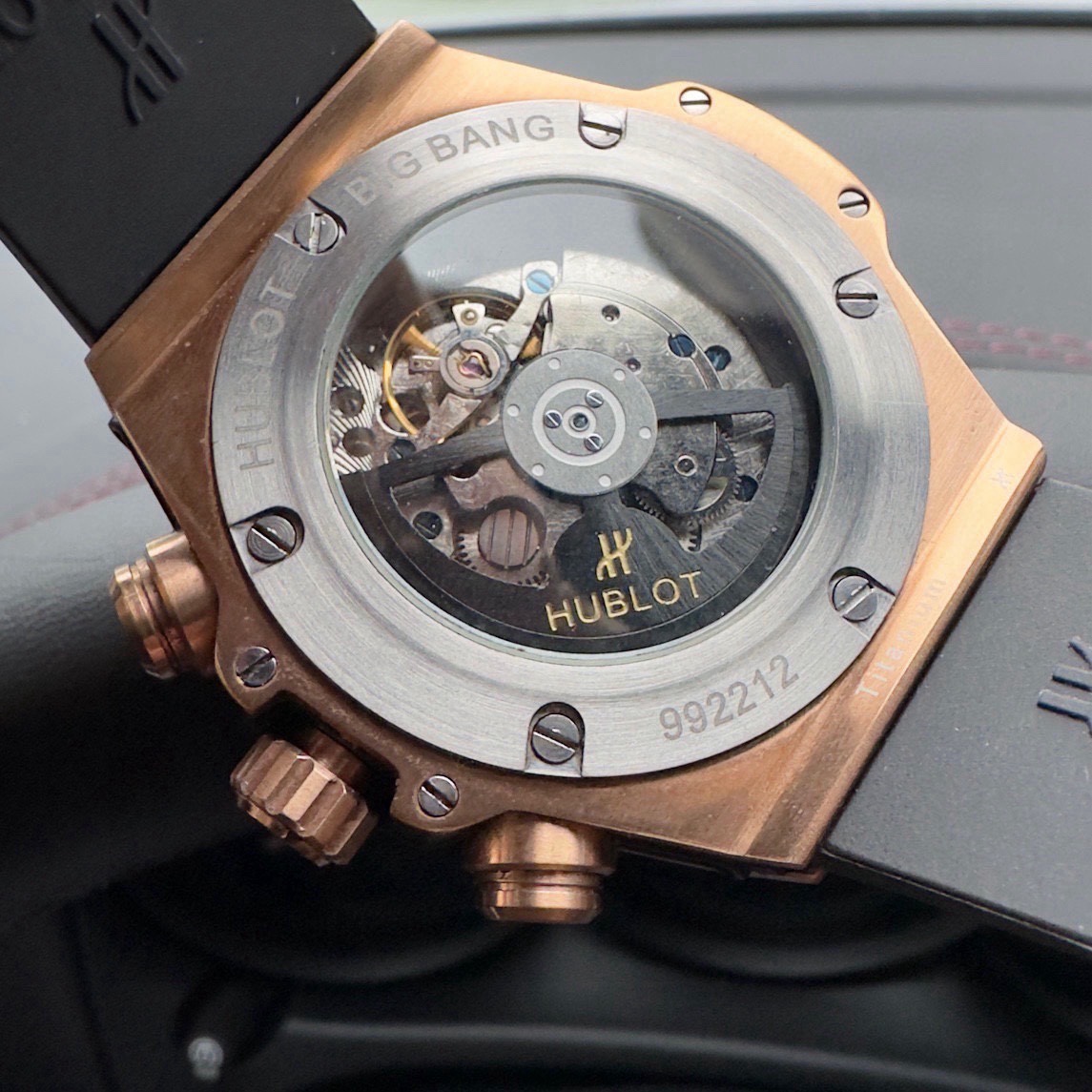 恆寶 Hublot精品男士腕表，勁爆鏤空設計，技藝精湛，獨具匠心，尊貴大氣，紳士風範。採用全自動機械機芯，頂級316精鋼表殼，天然橡膠錶帶，礦物質超強鏡面，尺寸43*13