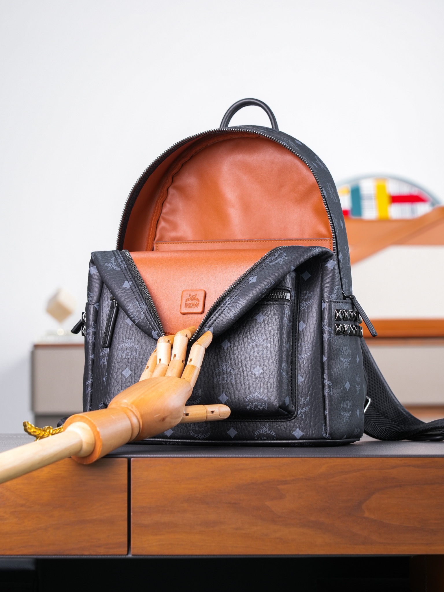 𝙈𝘾𝙈 𝙎𝙩𝙖𝙧𝙠 𝙎𝙞𝙙𝙚 𝙎𝙩𝙪𝙙𝙨，𝘽𝙖𝙘𝙠𝙥𝙖𝙘𝙠 𝙞𝙣 𝙑𝙞𝙨𝙚𝙩𝙤𝙨黑色小中号#铆钉双肩背包🎒黑色
# 男女同款包 # 背包里的黑酷天花板
这款双肩背包结构规整，采用经典Visetos材料制成，并饰以豪华的Nappa皮革饰边，其内部空间充裕，金字塔形的铆钉侧边使其前卫感十足。