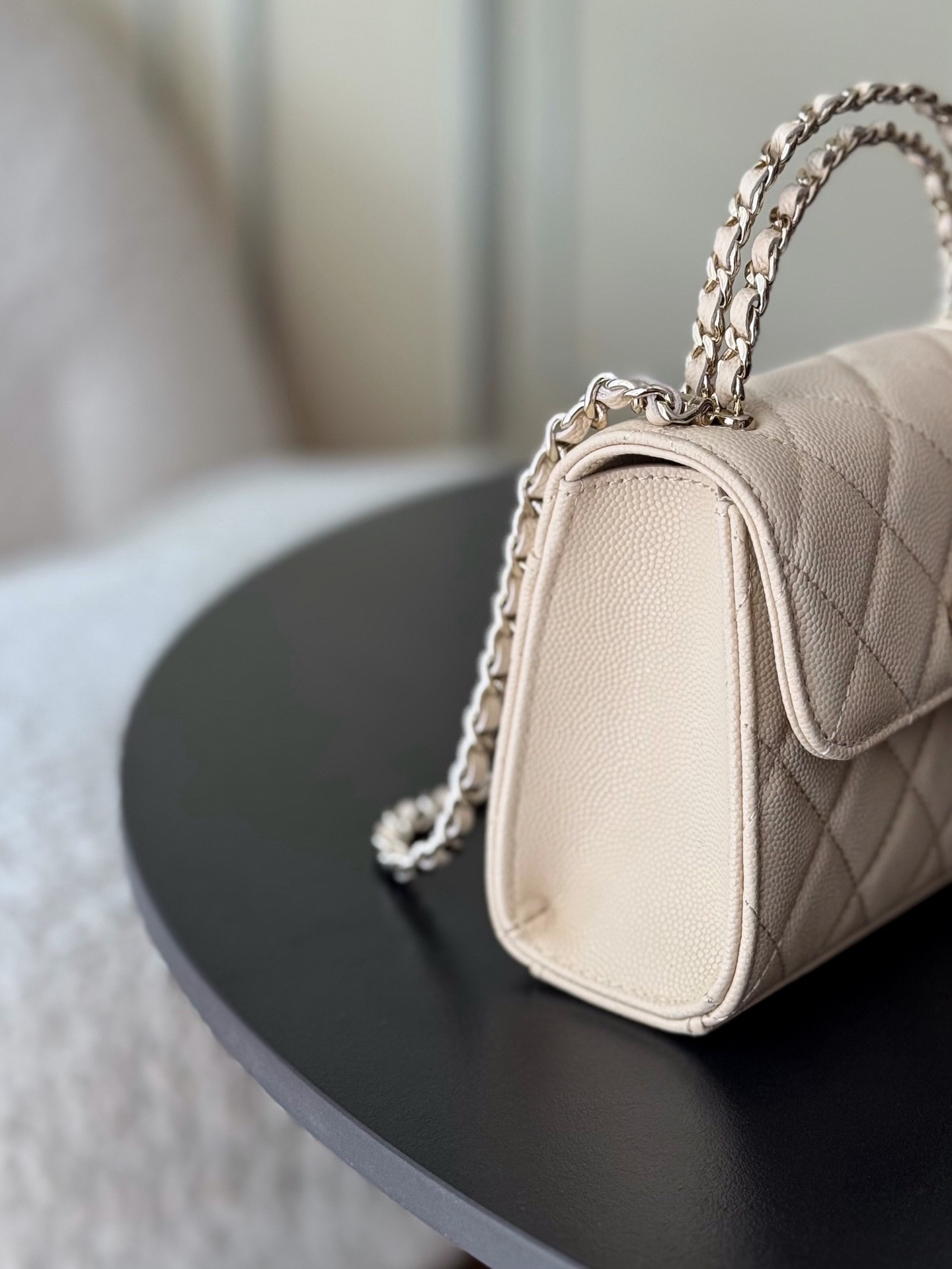 Chanel 25S 新款本季 最火的小球牛皮Kelly 手柄包
這顆絕對是黑馬
第一眼看到就深深愛上💕
顏值不必說 直接閉眼入不會錯
很好打理 也是百搭型
實現了單背斜挎腋下背手拎的效果📷
簡直就是福音〰️
很精緻 值得珍藏🔝

五金：全鋼18K淺金
皮料：獨家Haas小牛皮
尺寸：𝟏𝟒.𝟓*𝟏𝟏.𝟓*𝟓.𝟓 𝚌𝚖
型號：AS3237