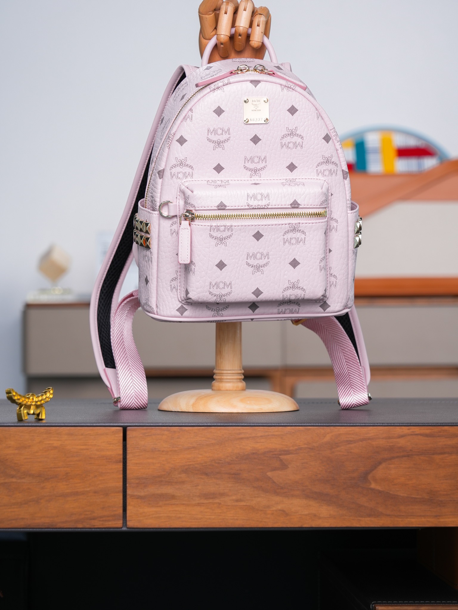 𝙈𝘾𝙈 𝙎𝙩𝙖𝙧𝙠 𝙎𝙞𝙙𝙚 𝙎𝙩𝙪𝙙𝙨𝘽𝙖𝙘𝙠𝙥𝙖𝙘𝙠 𝙞𝙣 𝙑𝙞𝙨𝙚𝙩𝙤𝙨
轻雾粉迷你号#铆钉双肩背包

新升级最高版本
·CP独家出品®️轻雾粉色
这款Visetos经典花纹人造革双肩背包采用金字塔形铆钉装饰及天然皮革饰边设计。
这款迷你Stark双肩包堪称便携包袋中的杰作，完美诠释了环球旅行者无拘无束的精神境界。包袋采用粉色Visetos人造革及皮革制成，因以精致方式收纳小型电子产品及配件而广为人知。多