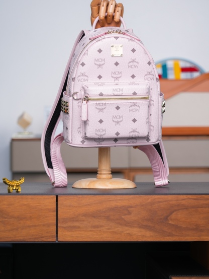 𝙈𝘾𝙈 𝙎𝙩𝙖𝙧𝙠 𝙎𝙞𝙙𝙚 𝙎𝙩𝙪𝙙𝙨𝘽𝙖𝙘𝙠𝙥𝙖𝙘𝙠 𝙞𝙣 𝙑𝙞𝙨𝙚𝙩𝙤𝙨
轻雾粉迷你号#铆钉双肩背包

新升级最高版本
·CP独家出品®️轻雾粉色
这款Visetos经典花纹人造革双肩背包采用金字塔形铆钉装饰及天然皮革饰边设计。
这款迷你Stark双肩包堪称便携包袋中的杰作，完美诠释了环球旅行者无拘无束的精神境界。包袋采用粉色Visetos人造革及皮革制成，因以精致方式收纳小型电子产品及配件而广为人知。多