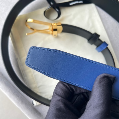 馬蹄形帶扣黑色/棕色雙面皮帶（35毫米）
馬蹄形閃亮鍍釕帶扣。可調節長度，3.5cm黑色和棕色雙面皮帶。打造經典靈動造型。
貨號 錶帶描述 黑色和棕色雙面牛皮皮帶 皮革圖案 金屬圓環上飾有萬寶龍六角白星 標識 搭扣裝置 易開啓裝置，可調節皮帶長度
搭扣形狀 馬蹄形主要顏色 黑色 | 棕色 搭扣類型 針扣式表扣