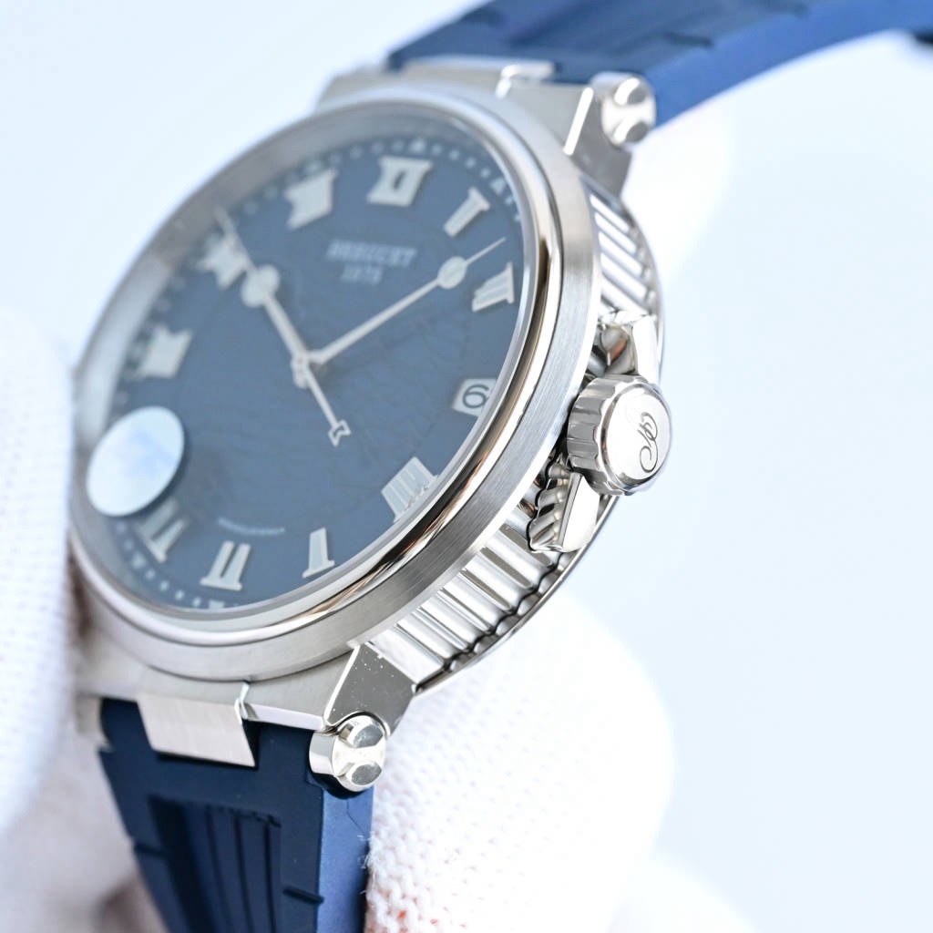 CF新品發佈會，寶璣-Breguet
航海MARINE航海系列5517款腕表，航海天文鐘的起源作品，“時計本是兵家利器”說的就是這款腕表，鐘錶界的巨作。工廠全面抄寫原裝數據，98%還原殼型字面，彰顯原裝優雅硬朗的氣質，原裝同款777A自動機械機芯，鐫刻獨立編號與寶璣先生簽名。直徑40毫米。正反均為藍寶石防刮玻璃，旋入式防水錶冠。實測防水深度100米。搭配飾有太陽放射紋錶盤，配裝進口天然橡膠錶帶，以零頭的價格給您帶來原裝超值體驗。