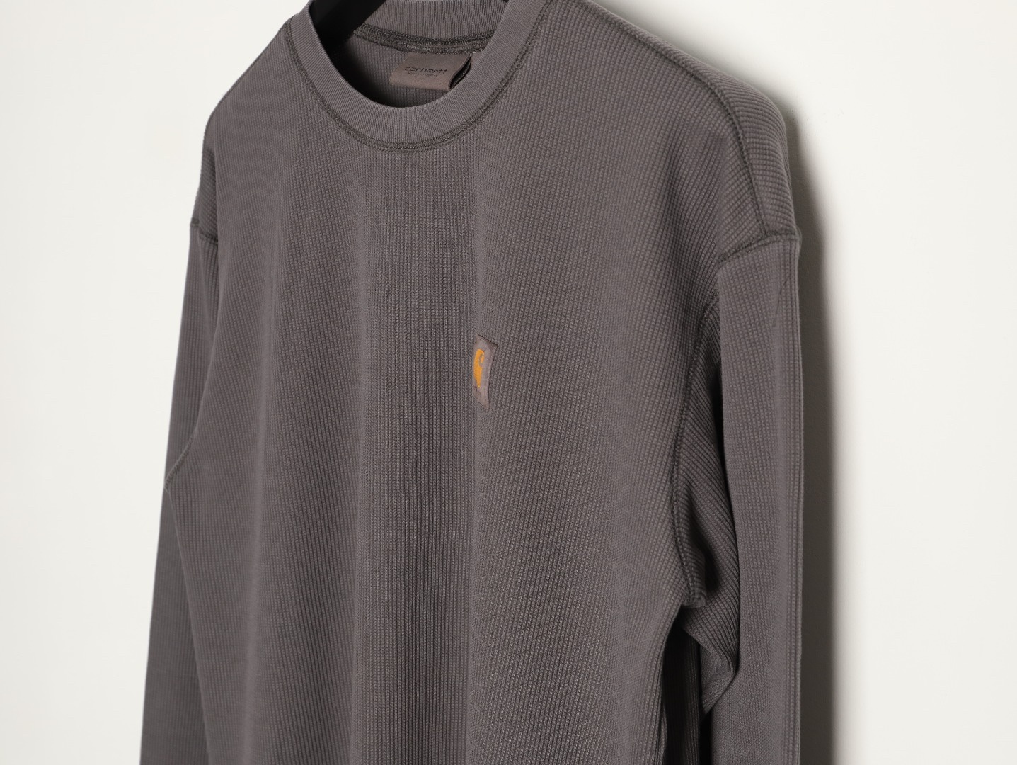 🔝Carhartt 卡哈特 華夫格洗長袖T恤 
定織定染華夫格面料 面料特殊性很大縮水性以及版型都需要考慮在內 控制的縮率都是經過3道工序 第一道面料洗水 第二道面料烘乾 第三道酵素洗 三道後的控制縮率幾乎已經達到最佳狀態
尺碼：S-XL
