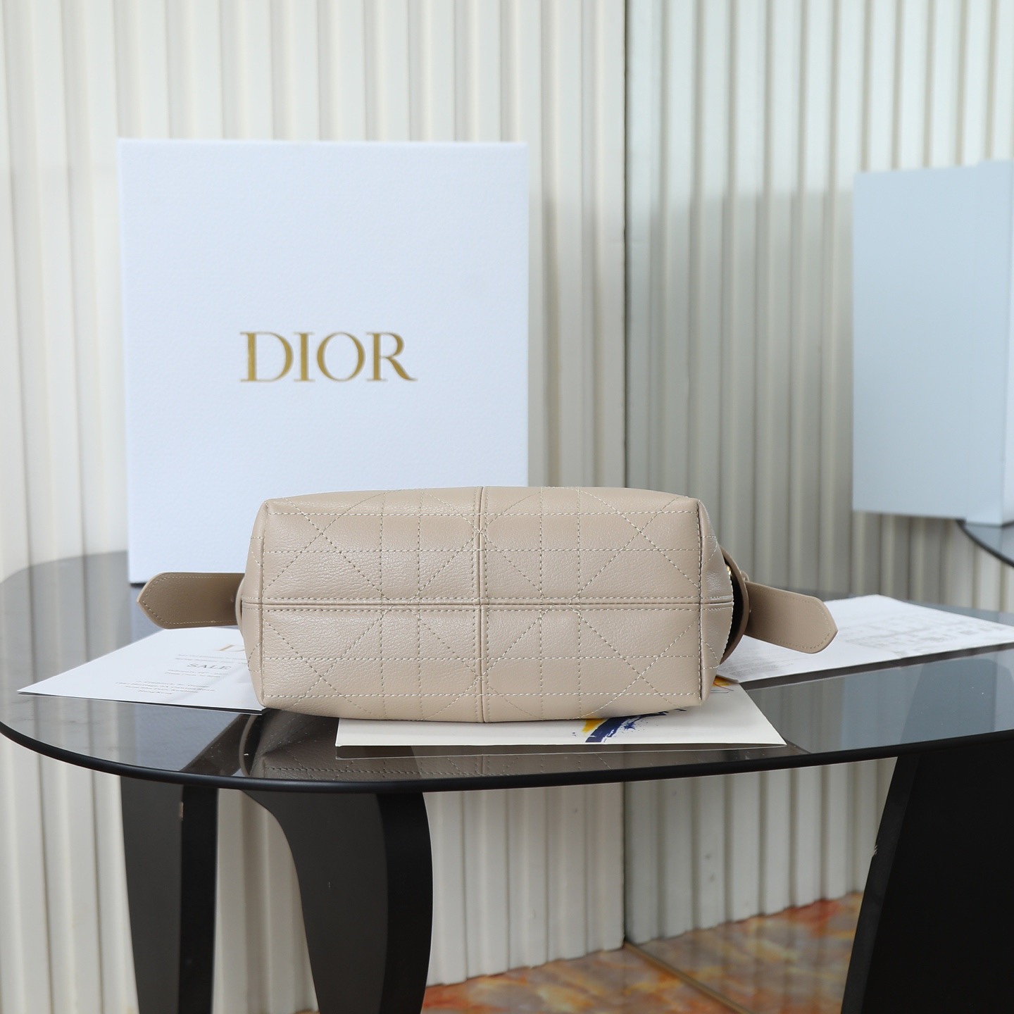 原廠皮 小號粒面牛皮 米色

Voyage秋冬系列
又是一個王炸級別，直接擊中心巴上
自帶鬆弛感，包形柔軟又隨意
經典藤紋格，雙拉鍊設計
整體高級又時髦，精緻感滿滿的字母吊墜
細節非常到位，超大的容量，自用超輕便
時髦精們都懂這款的含金量

型號：2845

size:22*9.5*15cm