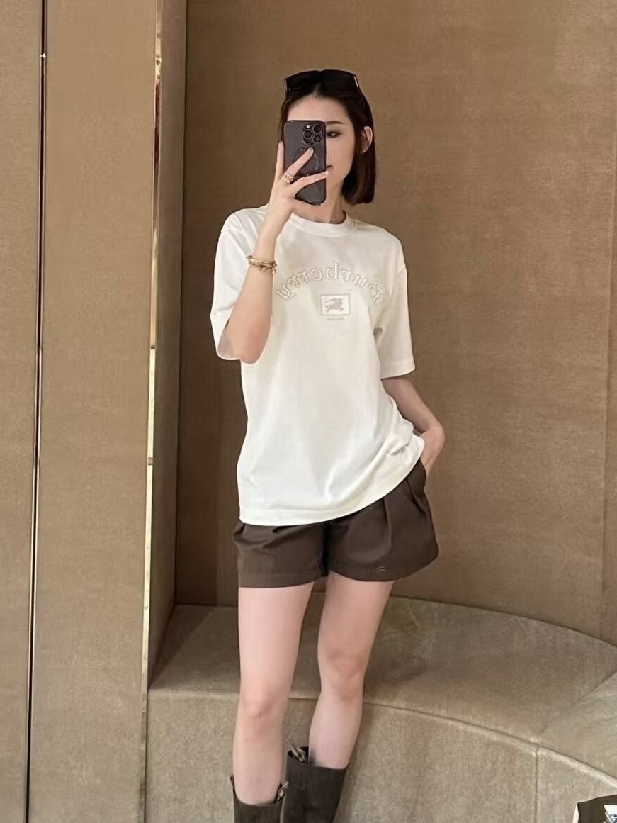 🔝BURBERRY巴寶莉BBR 哥特體刺繡短袖T恤
正品購入，100%洗後維斯棉235克，舒彈羅紋285克，進口刺繡，面料酵洗，定制1：1商標，寬松版型
B Size：S-XL