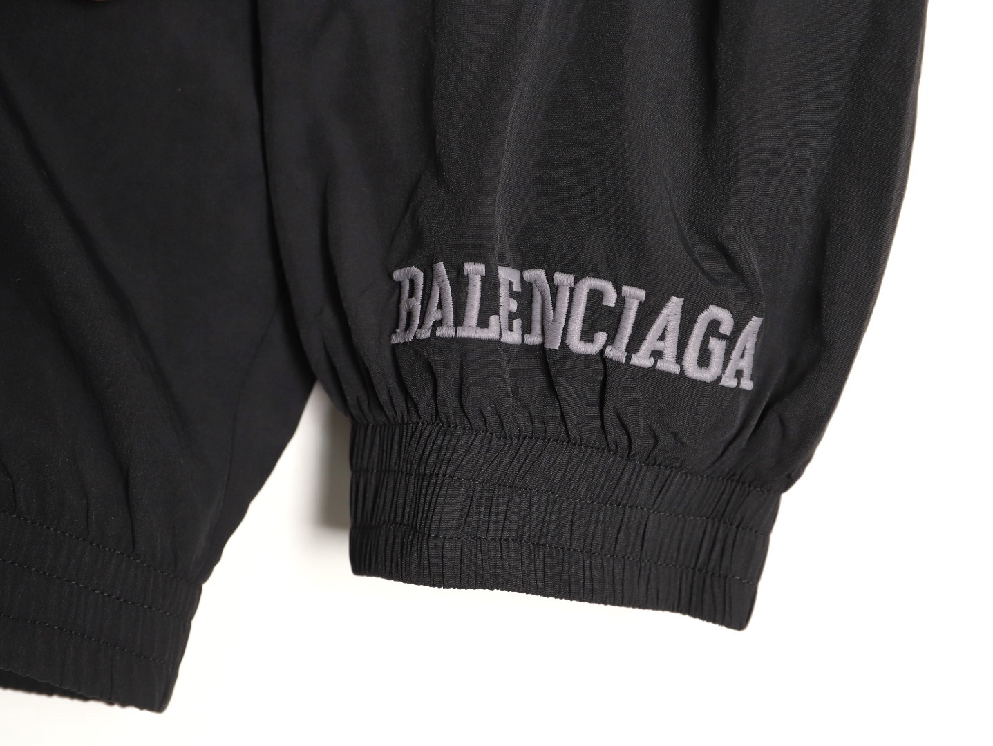 🔝Balenciaga 巴黎世家 26SS 3M徽章衝鋒衣夾克外套
Football系列夾克 黑色主調+灰色Logo刺繡 緞面材質自帶光澤 oversize版型超顯瘦 立領設計利落有型 袖口和下擺細節豐富 左下角“88”數字+品牌元素 辨識度超高 日常街頭、暗黑風都能輕鬆駕馭 搭配同系列衛衣或褲子 酷感造型輕鬆get
尺碼：XS-L