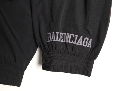 🔝Balenciaga 巴黎世家 26SS 3M徽章衝鋒衣夾克外套
Football系列夾克 黑色主調+灰色Logo刺繡 緞面材質自帶光澤 oversize版型超顯瘦 立領設計利落有型 袖口和下擺細節豐富 左下角“88”數字+品牌元素 辨識度超高 日常街頭、暗黑風都能輕鬆駕馭 搭配同系列衛衣或褲子 酷感造型輕鬆get
尺碼：XS-L