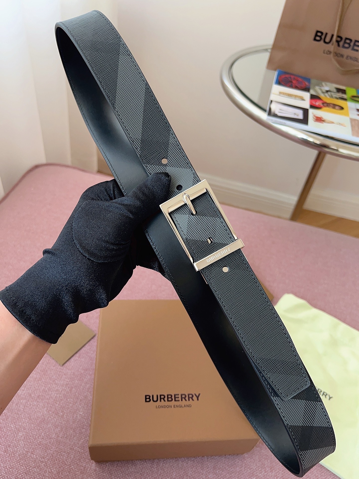 
Burberry博柏利品牌始終秉承傳統精髓，彰顯卓爾不凡的匠制工藝，優雅率性的英倫設計與銳意革新的時尚理念。3.5cm