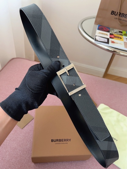 
Burberry博柏利品牌始終秉承傳統精髓，彰顯卓爾不凡的匠制工藝，優雅率性的英倫設計與銳意革新的時尚理念。3.5cm