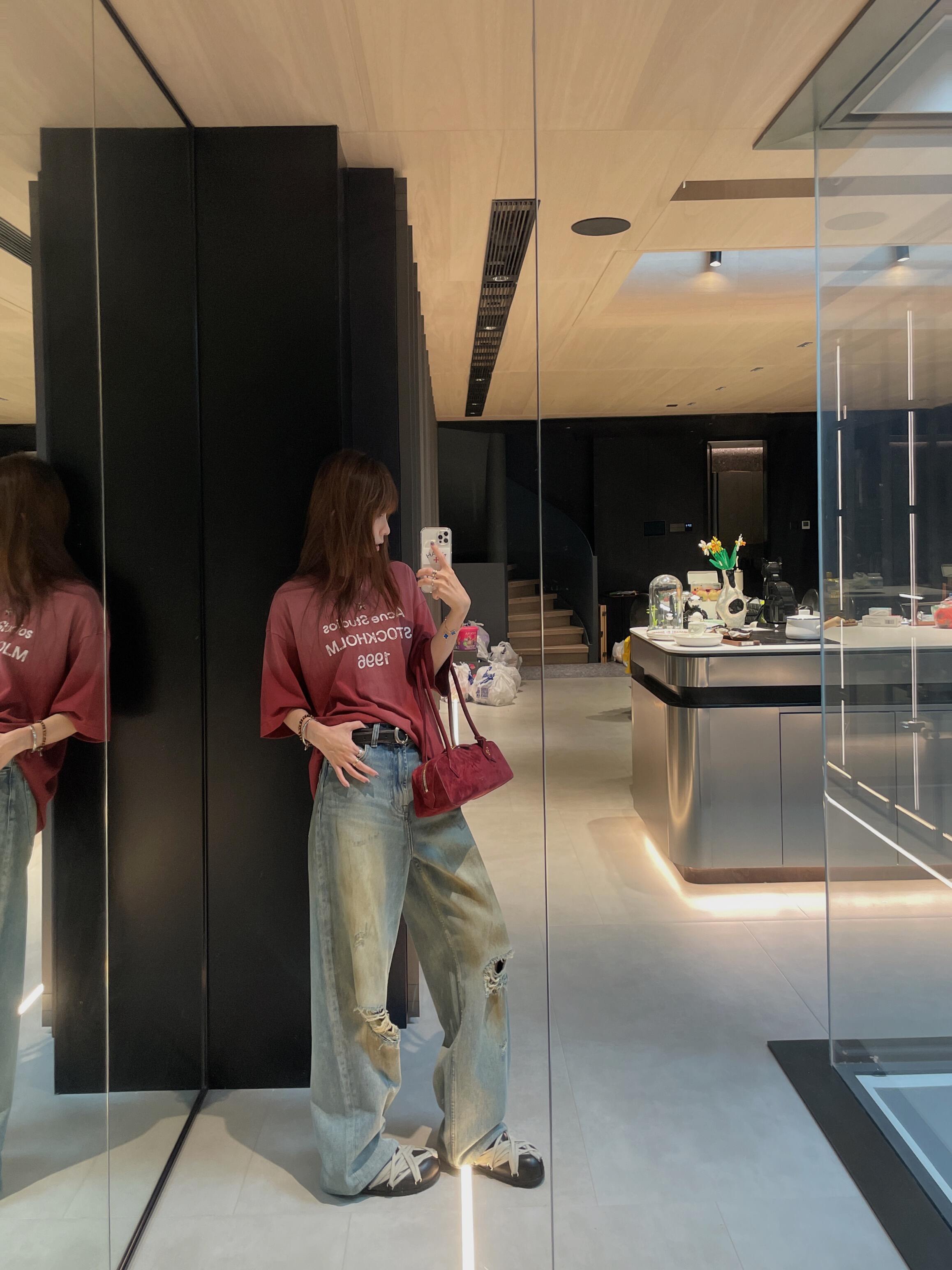 🔝Acne Studios 26SS 1996字母印花短袖T恤
面料是定制定染的32支220g原版双纱棉，胚布经过高盂环保染色，裁大货前还要进行高温环缩水，降低缩水率的同时使得手感更柔软舒适，印花方面必须五层胶浆，第一遍必须为进口打底浆，填平布料上极为细小的线洞，再由高温床烤干再剧颇色，采用油墨因热平网印花，一共刷五层，每一层间隔为时间为30分钟，才能保证出来的成品保持原版的质感，全套开发辅料
尺码：S-XL