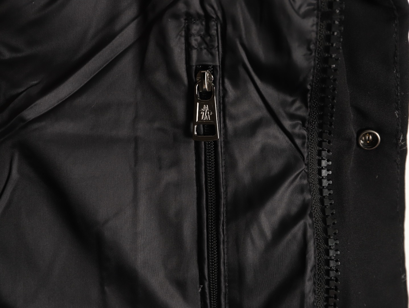 Moncler/蒙口 Gamme Rouge雙口袋連帽羽絨服
Moncler Gamme Rouge男士羽絨服，酒紅色超
有質感，尼龍面料防潑水，90絨填充保暖力滿分
。連帽設計＋金屬按扣，細節控必入！兩個翻蓋
口袋超實用，寬松版型，隨便搭配都很時髦，冬季
出街或戶外都很適合～
A Size:1-5