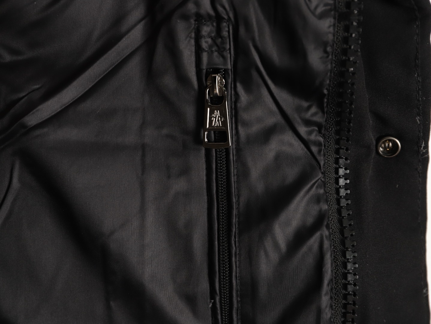 Moncler/蒙口 Gamme Rouge雙口袋連帽羽絨服
Moncler Gamme Rouge男士羽絨服，酒紅色超
有質感，尼龍面料防潑水，90絨填充保暖力滿分
。連帽設計＋金屬按扣，細節控必入！兩個翻蓋
口袋超實用，寬松版型，隨便搭配都很時髦，冬季
出街或戶外都很適合～
A Size:1-5